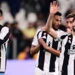 Manuel Locatelli bersama pemain Juventus lainnya menyapa fans usai laga