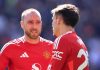 Manuel Ugarte berbicara dengan Christian Eriksen di laga Bournemouth vs Manchester United