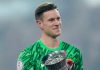 Marc Andre ter-Stegen mengangkat trofi Piala Super Spanyol
