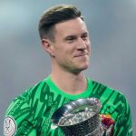 Marc Andre ter-Stegen mengangkat trofi Piala Super Spanyol