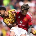 Matheus Cunha berebut bola dengan Alejandro Garnacho