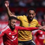 Matheus Cunha berebut bola dengan Noussair Mazraoui