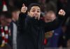 Mikel Arteta memberi instruksi kepada para pemain Arsenal