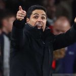 Mikel Arteta memberi instruksi kepada para pemain Arsenal