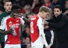 Mikel Arteta memberi instruksi pada Martin Odegaard dan Bukayo Saka