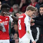 Mikel Arteta memberi instruksi pada Martin Odegaard dan Bukayo Saka