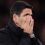 Mikel Arteta menutup wajah selama laga Arsenal vs Crystal Palace