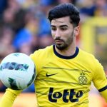 Mohamed El Amine mengontrol bola dengan dadanya