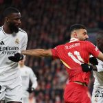 Mohamed Salah berduel dengan Ferland Mendy dan Antonio Rudiger