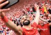 Mohamed Salah dan fans Liverpool merayakan gelar juara Premier League 2024/2025