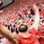 Mohamed Salah dan fans Liverpool merayakan gelar juara Premier League 2024/2025