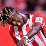 Nico Williams terduduk usai dilanggar dalam laga Liga Europa untuk Bilbao