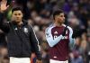 Ollie Watkins dan Marcus Rashford menyapa fans usai laga Aston Villa