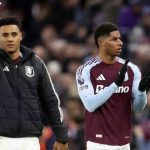 Ollie Watkins dan Marcus Rashford menyapa fans usai laga Aston Villa