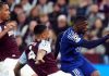Ousmane Dembele menendang bola dan dihalau dua pemain Aston Villa
