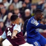 Ousmane Dembele menendang bola dan dihalau dua pemain Aston Villa