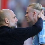 Pep Guardiola menyentuh kepala Erling Haaland yang keluar lapangan karena cedera