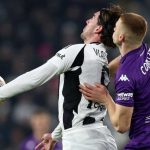 Pietro Comuzzo mengawal Dusan Vlahovic di laga Fiorentina vs Juventus