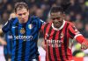 Rafael Leao berebut bola dengan Nicolo Barella