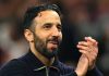 Ruben Amorim bertepuk tangan ke fans usai kemenangan Manchester United atas Lyon