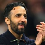 Ruben Amorim bertepuk tangan ke fans usai kemenangan Manchester United atas Lyon