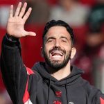 Ruben Amorim memberi instruksi kepada pemain di derby Manchester