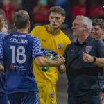 Sean McAuley berbicara dengan para pemain skuad asuhannya