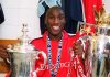 Sol Campbell bersama trofi Premier League dan Piala FA
