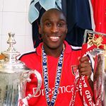 Sol Campbell bersama trofi Premier League dan Piala FA