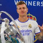 Toni Kroos berfoto dengan trofi Liga Champions