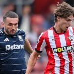 Tyler Dibling melewati John McGinn di laga Southampton vs Aston Villa