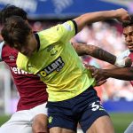 Tyler Dibling mencoba melewati dua pemain West Ham United