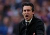 Unai Emery memberi instruksi kepada para pemain Aston Villa