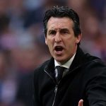 Unai Emery memberi instruksi kepada para pemain Aston Villa