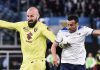 Vanja Milinković-Savić dari Torino berebut bola dengan Pedro dari Lazio