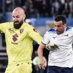 Vanja Milinković-Savić dari Torino berebut bola dengan Pedro dari Lazio