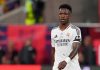 Vinicius Junior berjalan di tengah laga Real Madrid vs Barcelona