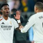 Vinicius Junior merayakan gol bersama Kylian Mbappe