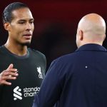 Virgil van Dijk hendak bersalaman dengan Arne Slot