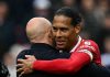 Virgil van Dijk memeluk Arne Slot usai laga kontra West Ham