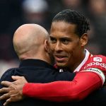 Virgil van Dijk memeluk Arne Slot usai laga kontra West Ham