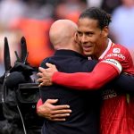 Virgil van Dijk memelukArne Slot usai kemenangan atas West Ham