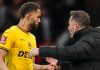 Vitor Pereira memberi instruksi kepada Matheus Cunha