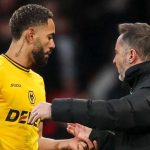 Vitor Pereira memberi instruksi kepada Matheus Cunha