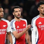 William Saliba, Mikel Merino, dan Jurrien Timber berdiri bersama