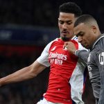 William Saliba mengawal Kylian Mbappe