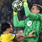 Wojciech Szczęsny menangkap bola dalam duel udara dengan Emre Can