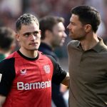 Xabi Alonso bersama Florian Wirtz usai pertandingan Bayer Leverkusen