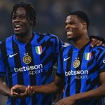 Yann Bisseck dan Denzel Dumfries usai laga Inter Milan vs Arsenal di Liga Champions