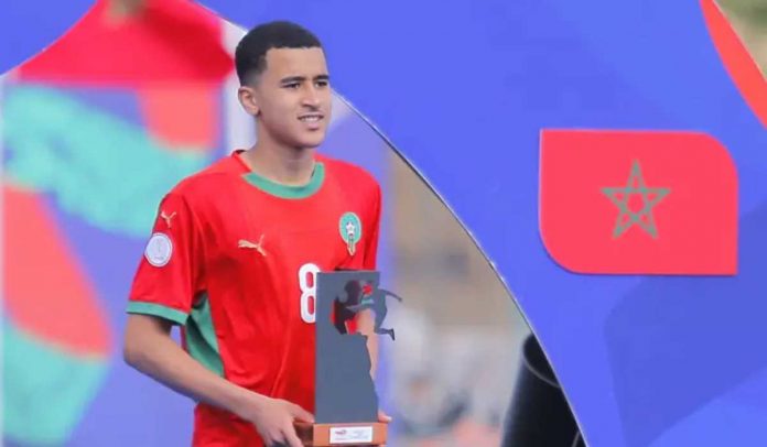 Abdellah Ouazzane saat memenangi penghargaan pemain terbaik Piala Afrika U-17